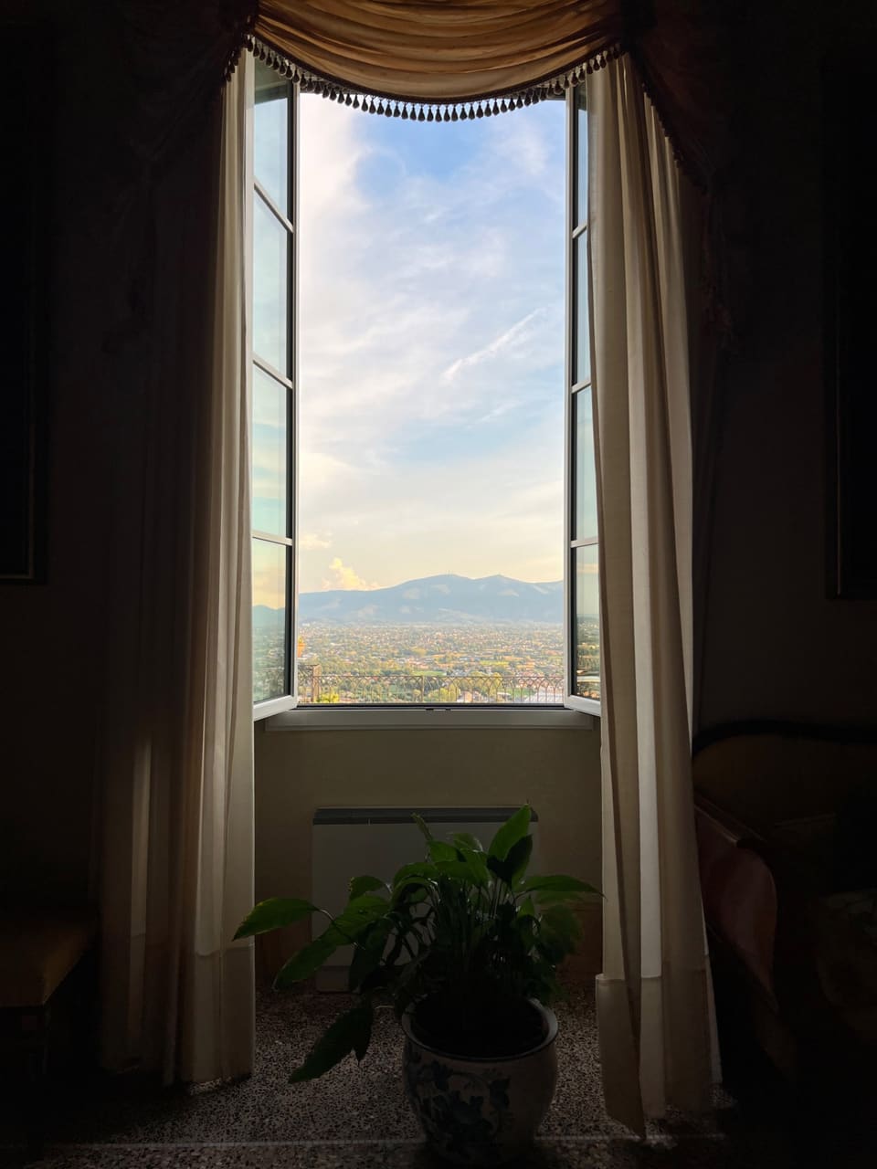 Una finestra aperta della Specola sulla piana di Lucca e sui monti